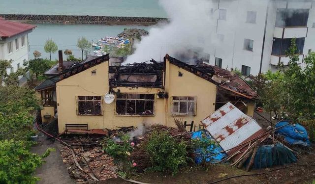 Araklı ilçesinde yangında 2,5 ton fındık kül oldu