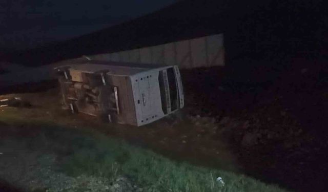 Taraftarları taşıyan midibüs devrildi