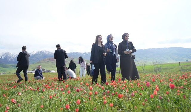Trabzonlu akademisyenler Muş'ta lalelerle buluştu