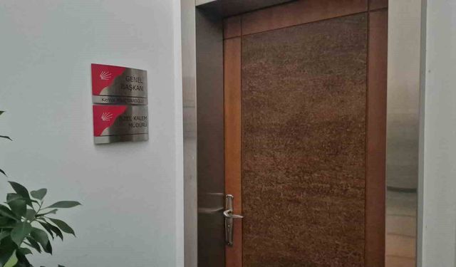CHP Genel Merkezi'nde Kılıçdaroğlu'nun fotoğrafı tekrar asılıp, isimliği makam odasının kapısına takıldı