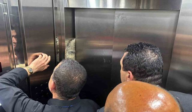 CHP heyetine Gaziantep'te asansör şoku: Yarım saat mahsur kaldılar