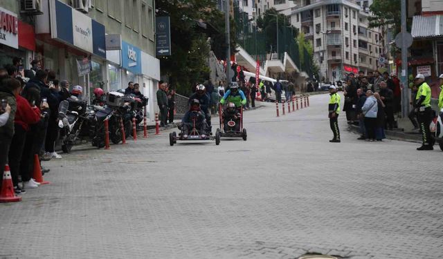 Hurda malzemelerden yaptıkları araçlarla yokuş aşağı yarıştılar