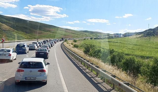 Trabzon'dan batıya dönüş kabusu: Ankara ve İzmir yolları tamamen kilitlendi