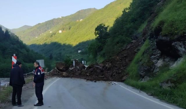 Trabzon-Bayburt karayolu heyelan nedeniyle ulaşıma kapandı