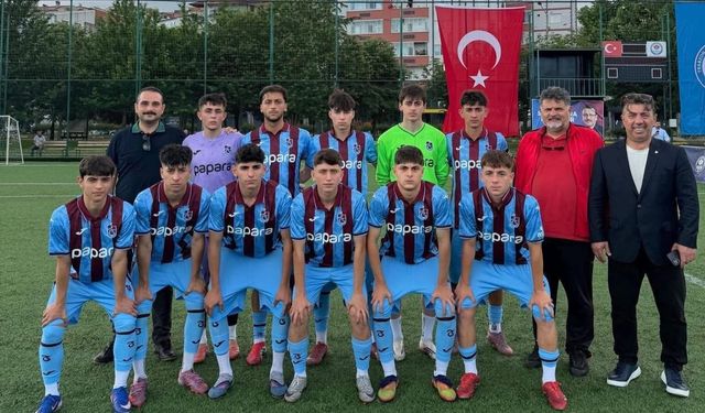 Araklı Saffet Çebi Lisesi'nin şampiyonluk sevinci