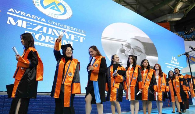 Avrasya Üniversitesi'nde mezuniyet coşkusu