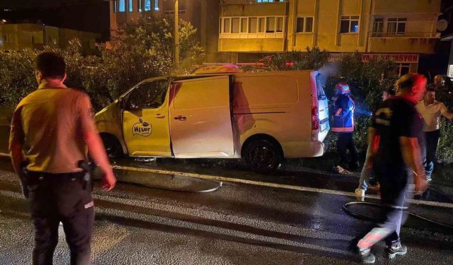 Trabzon plakalı otomobil alev alev yandı