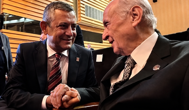 Ağır ithamların ardından gelen el ele kare