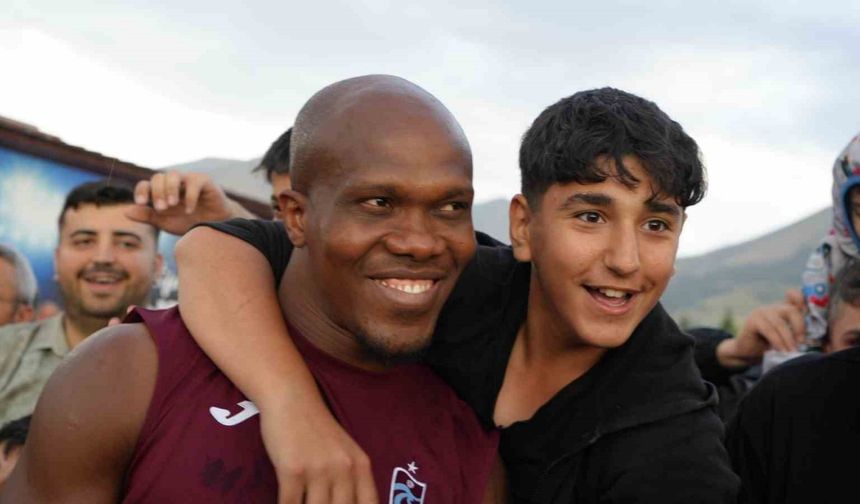 Erzurum’daki üçüncü taraftar buluşmasında Trabzonspor’a yine sevgi seli