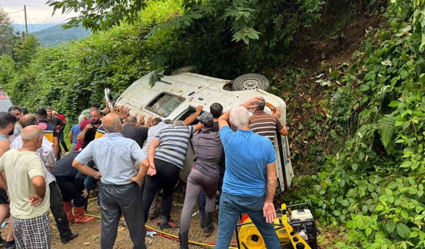 Rize’de çay toplamaya gidenleri taşıyan panelvan kaza yaptı: 2 ölü, 3 yaralı