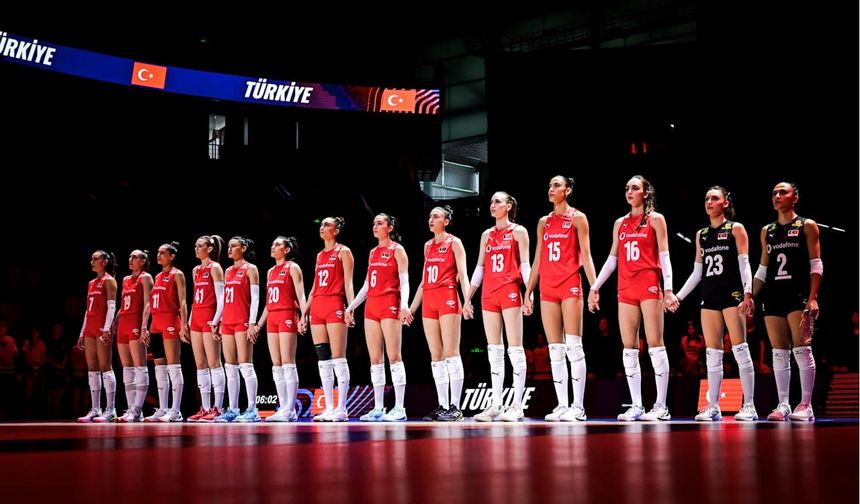 A Milli Kadın Voleybol Takımı, hazırlık kampı için Antalya’ya gitti