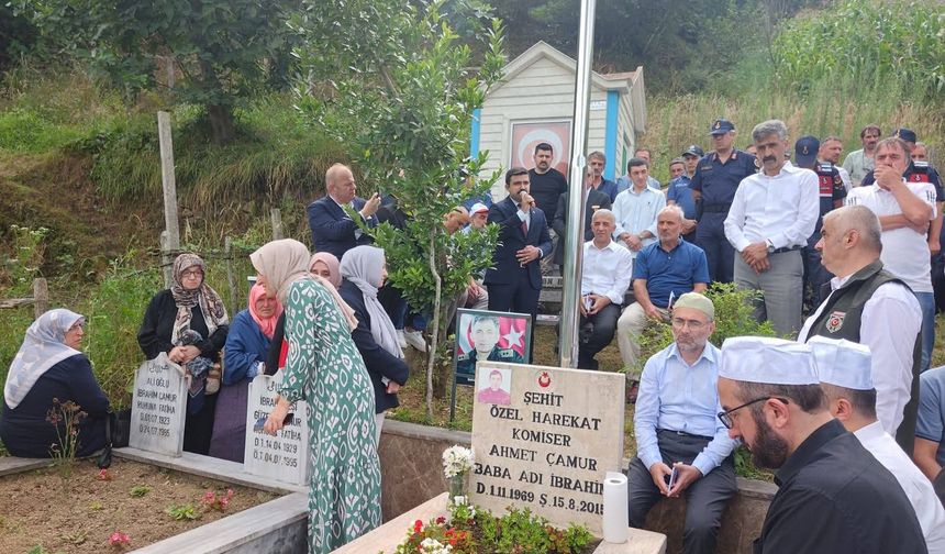Şehit Ahmet Çamur, kabri başında anıldı