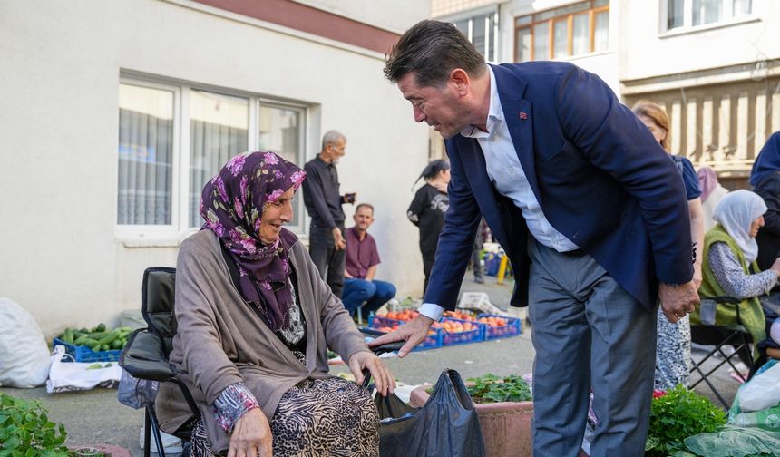 Başkan Kaya,esnafa sandalye dağıttı