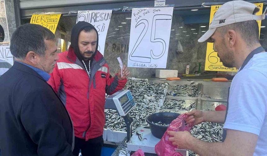Hamsi 25 liraya düştü, vatandaş sıraya girdi