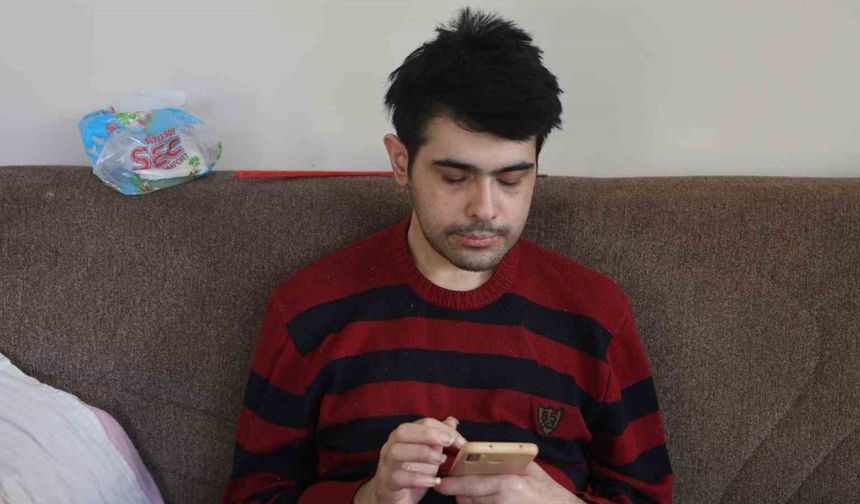 Telefon bağımlısı gençten ailelere tavsiye: "Küçükken çocuklara telefon vermeyin"
