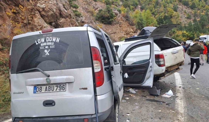 Zincirleme kazada yaralanan genç hastanede hayatını kaybetti