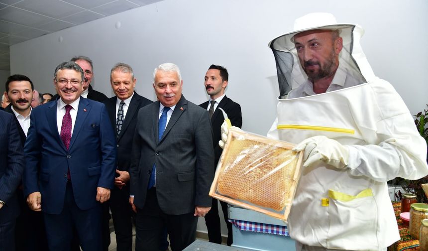 Vali Aziz Yıldırım Şalpazarı’nda arıcılara destek toplantısı'na katıldı