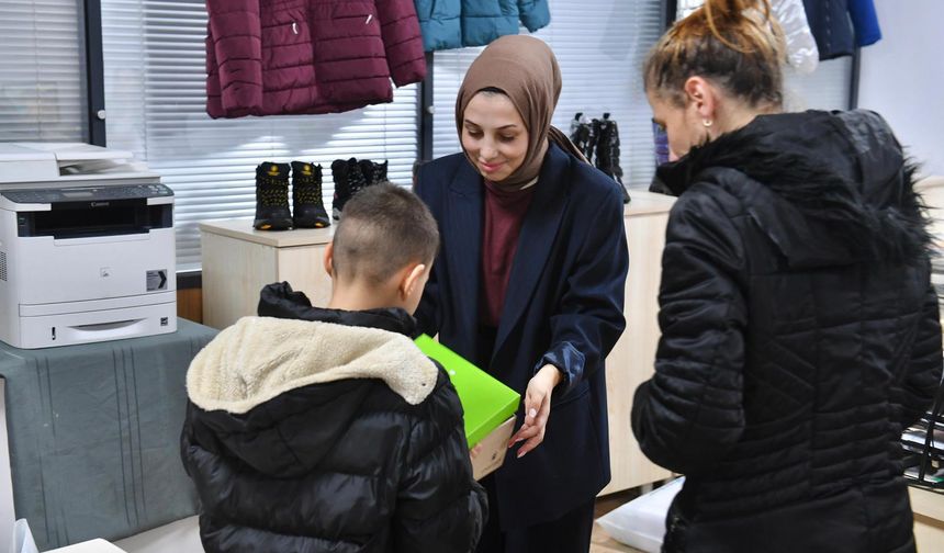 Ortahisar Belediyesi'nden çocuklara kışlık mont ve bot desteği