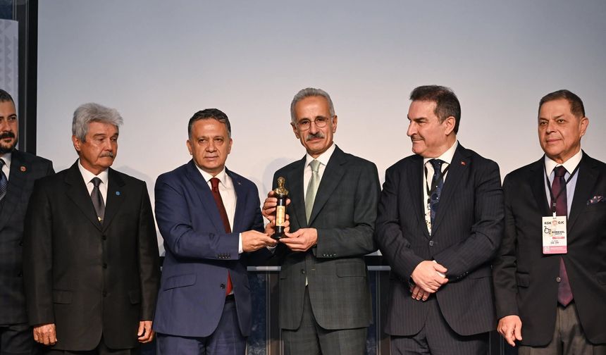 Bakan Uraloğlu’na Küresel Gazeteciler Konseyi’nden “İsmail Gaspıralı Hizmet Ödülü”