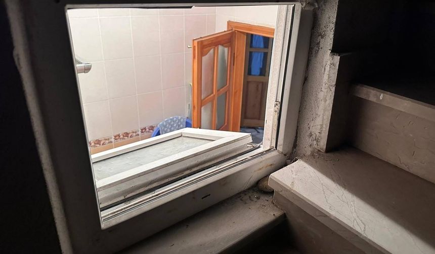 Camı kırıp eve girdi, yaşlı kadının ağzını bantlayıp altınları çaldı