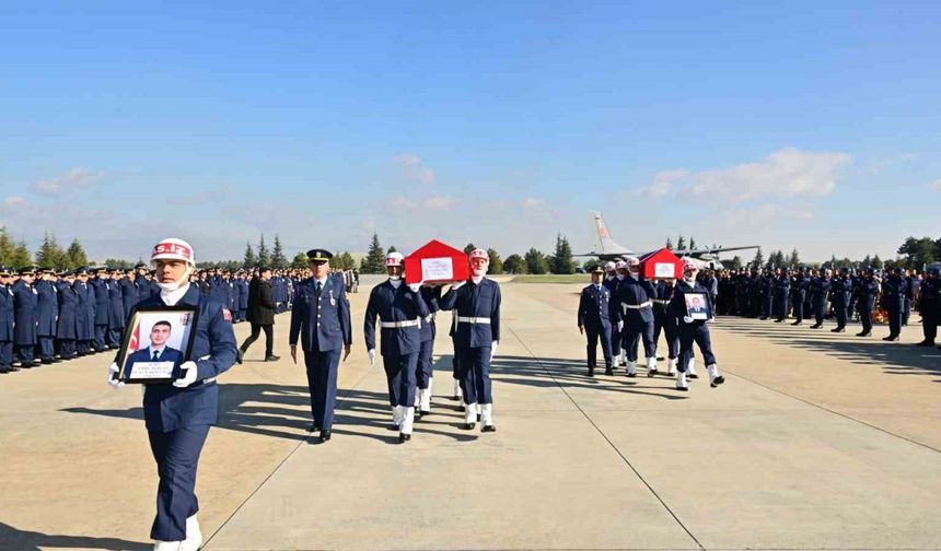 İki hava şehidi uçakla Eskişehir’e getirildi