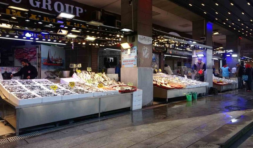 Karadeniz son 35 yılın en bereketli hamsi sezonunu yaşıyor