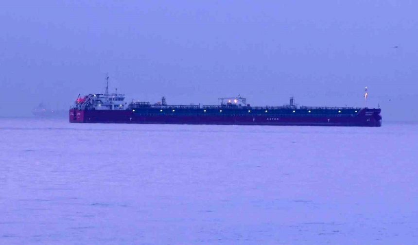 Zehirlenme yaşanan tanker gemisi, günün ilk ışıklarıyla görüntülendi