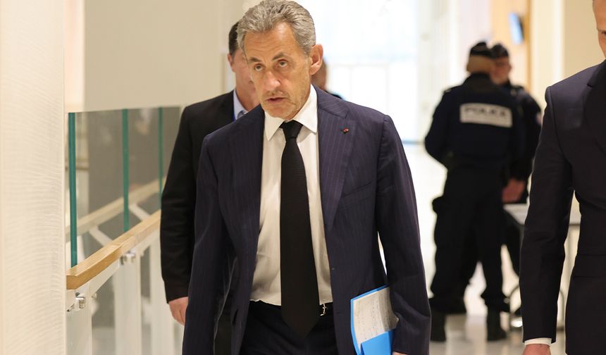 Eski Fransa Cumhurbaşkanı Sarkozy adli kontrol şartıyla serbest bırakıldı
