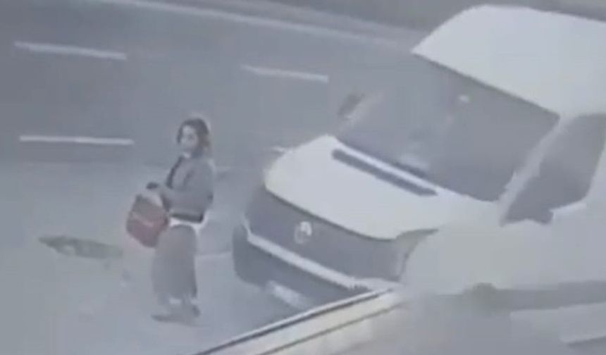 Dolmuş bekleyen kadın minibüsün altında böyle kaldı