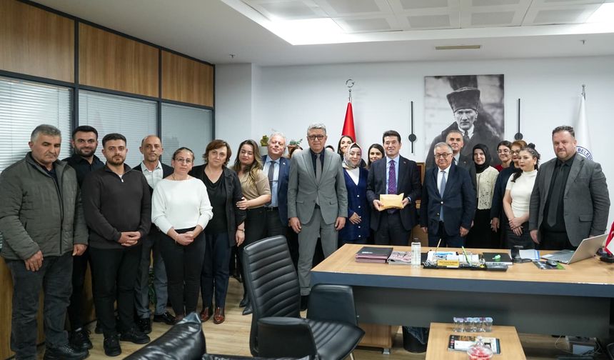 Belediye çalışanlarından burs kampanyasına 61 bin lira destek