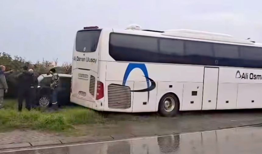Yolcu otobüsü otomobile çarptı: 1 yaralı