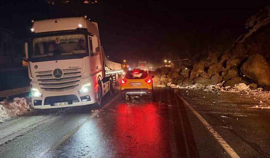 Artvin'de heyelan: Borçka-Hopa karayolu ulaşıma kapandı
