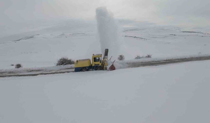 Bayburt'un köy yollarında karla mücadeleye başlandı