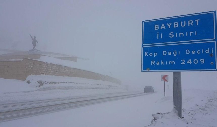 Bayburt’un yüksek kesimlerine kar yağdı