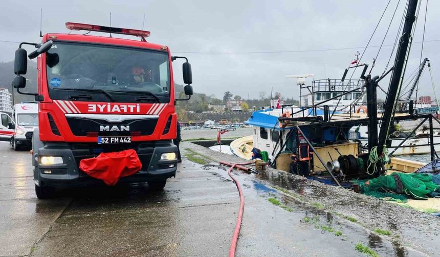 Ordu’da su alarak batma tehlikesi olan tekneye ekipler müdahale etti