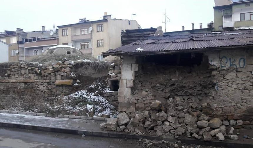 Restorasyon kapsamına alınması planlanan tarihi Galer Hamamı yıkılıyor