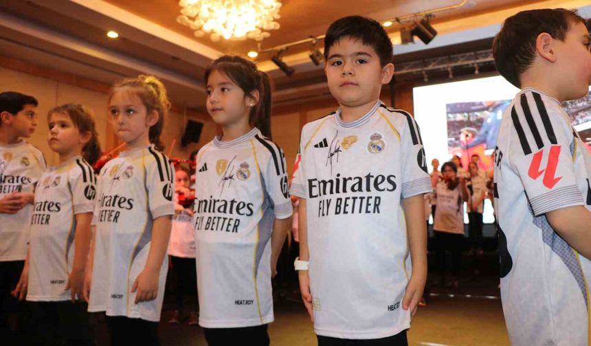 Sahne minik Arda Güler'lerle doldu: Güler ailesi göz yaşlarını tutamadı