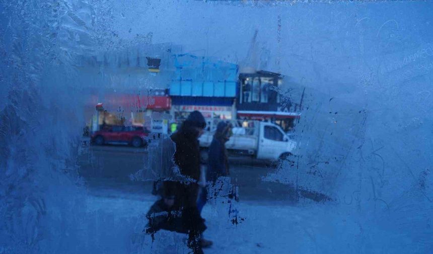 Türkiye'nin en soğuk yeri Erzurum oldu, çeşmeler buz tuttu