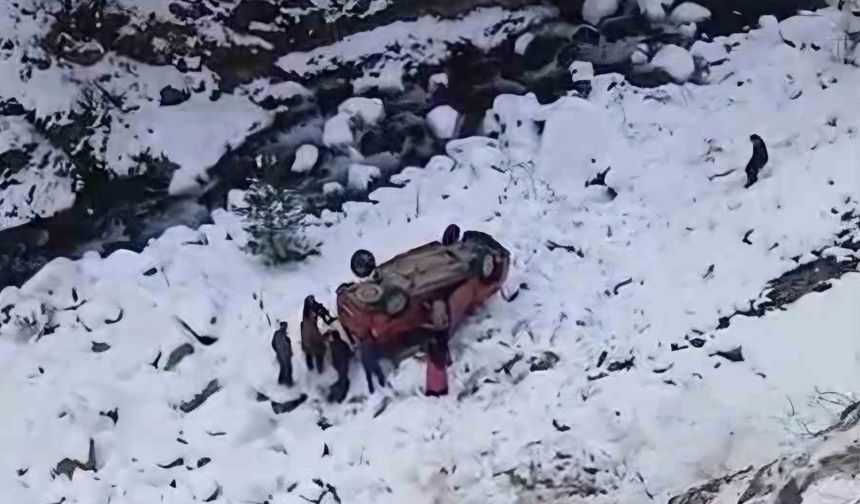 Kamyonet dere yatağına yuvarlandı: 5 yaralı