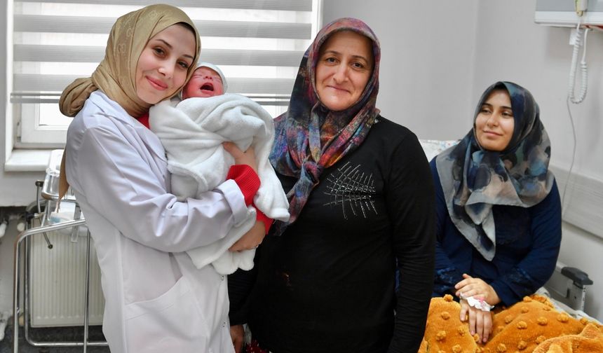 Yeni yılın ilk bebeklerine hediye