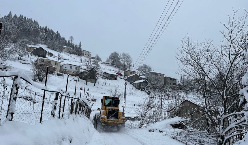 Büyükşehir ekipleri karla mücadeleyi sürdürüyor