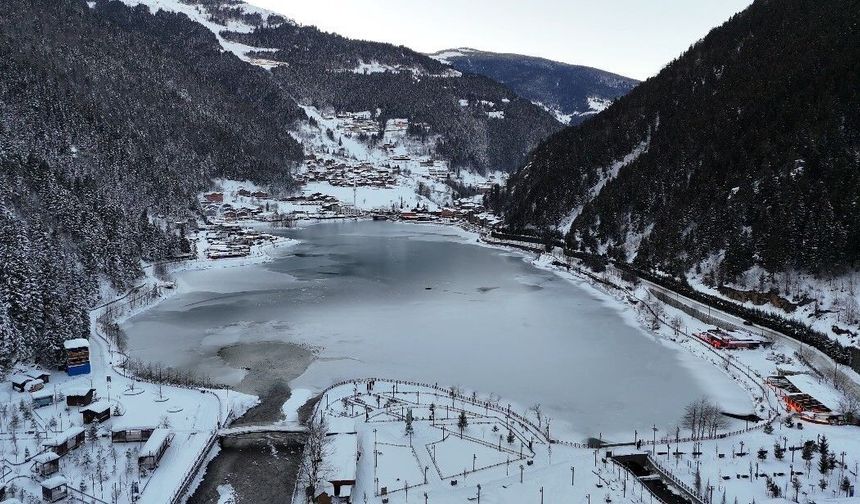 Hafta sonu Uzungöl'e kar lastiksiz araçların geçişine izin verilmeyecek