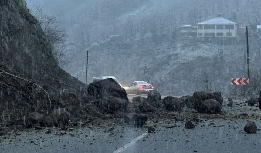Şalpazarı-Beşikdüzü karayolunda heyelan