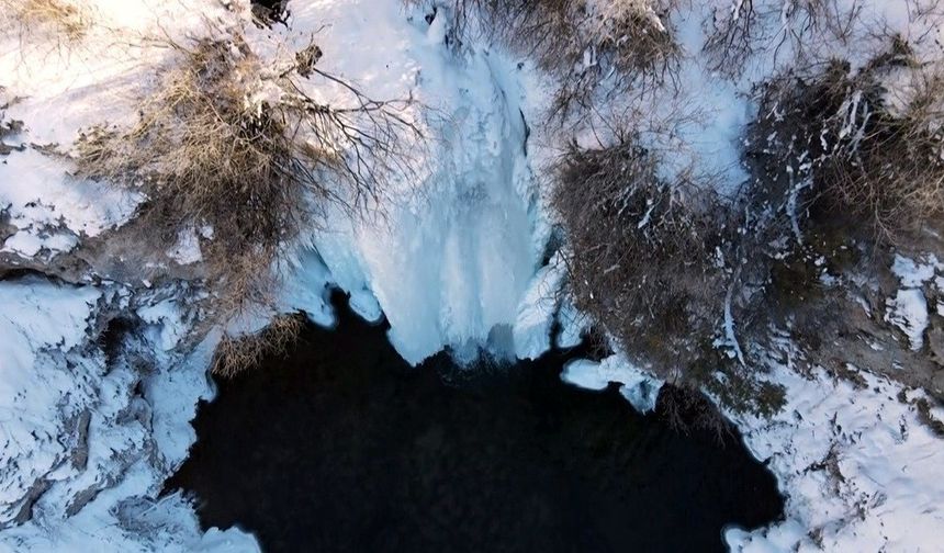 Bayburt'ta Sırakayalar Şelalesi buz tuttu