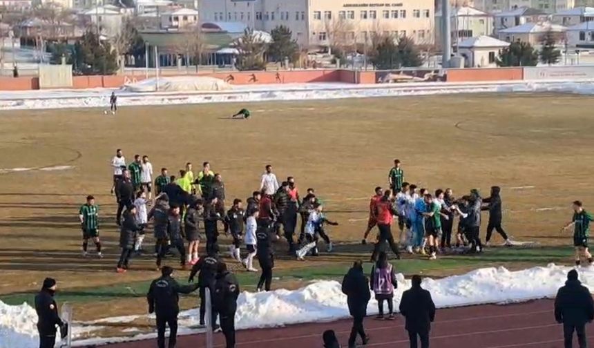 Maç sonu tekme ve yumruklar havada uçuştu