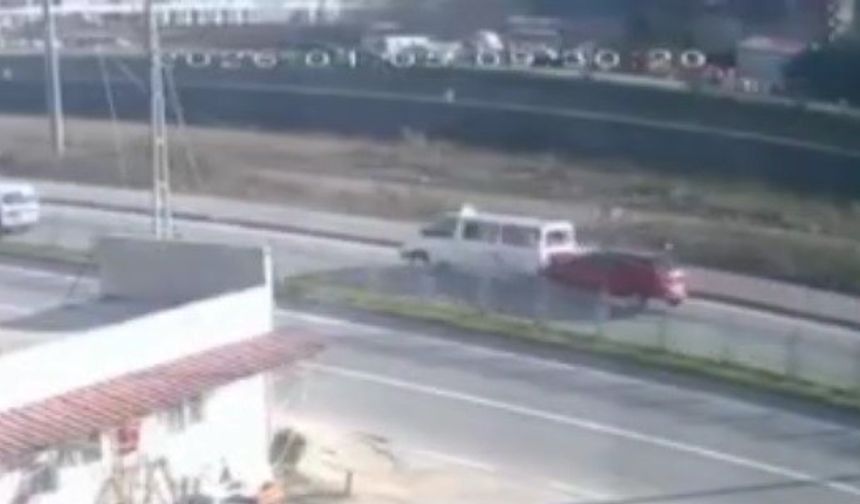 Yolcu indiren dolmuşa arkadan gelen otomobil çarptı: 3 yaralı