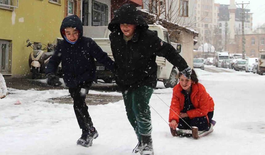 Yeni yılın ilk gününde kar neşesi: Çocuklar sokaklara döküldü
