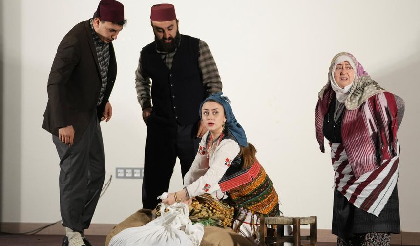 İlçelerde tiyatro şöleni sürüyor