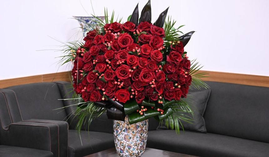 MHP lideri Bahçeli, Cumhurbaşkanı Erdoğan'a 72 gül ve özel tasarım tablo gönderdi