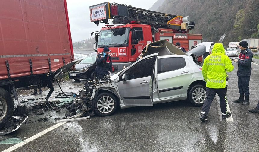 Park halindeki tıra çarptı: 2 ölü, 1 yaralı